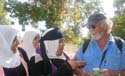 08 Gunter talks with three schoolgirls, Aden, Yemen